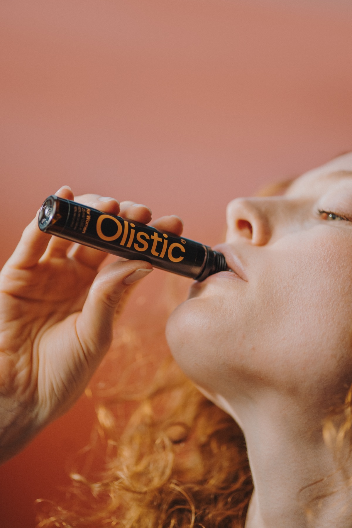 Frau trinkt Olistic Women